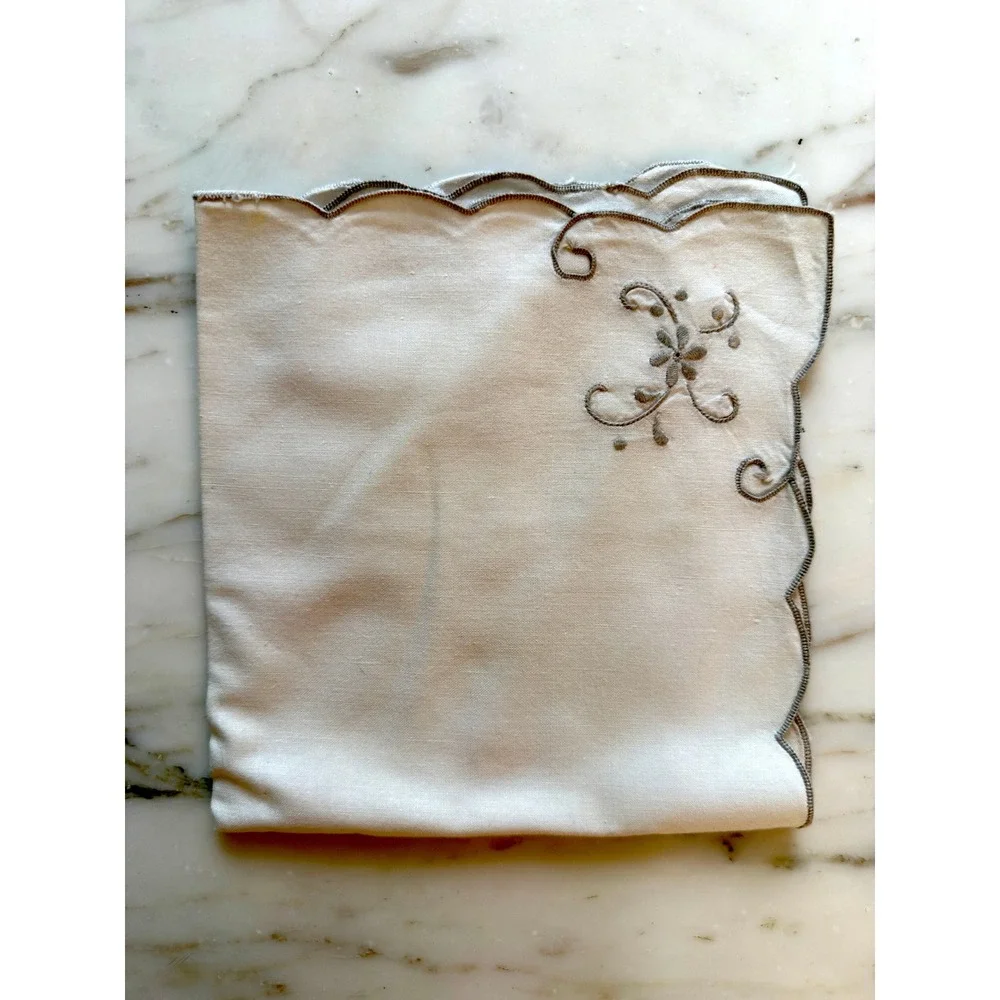 Set of 5 Vintage Ivory Embroidered Scalloped Cloth Dinner Napkins